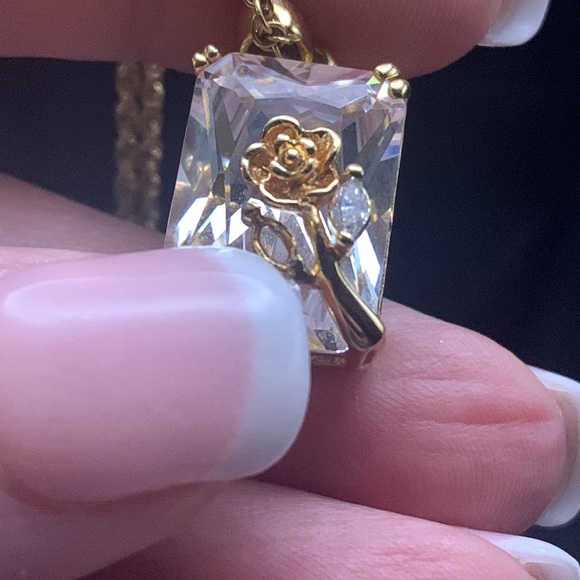 - Large Rectangular Faceted Clear stone W/ Gold Tone Chain and Flower. - Picture 7 of 9